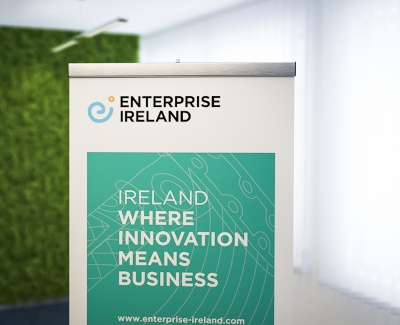 Termékprezentációs 3d látványtervek www.Reklámeszköz.hu Roll-up banner,sajtófal, grafikai tervezés